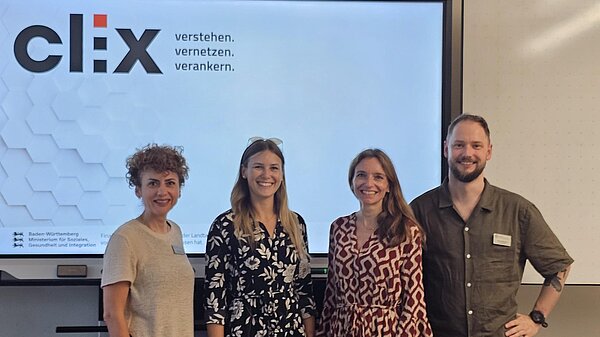 CLIX-Workshop in der VABO-Klasse 4 Menschen vor einer CLIX Präsentation