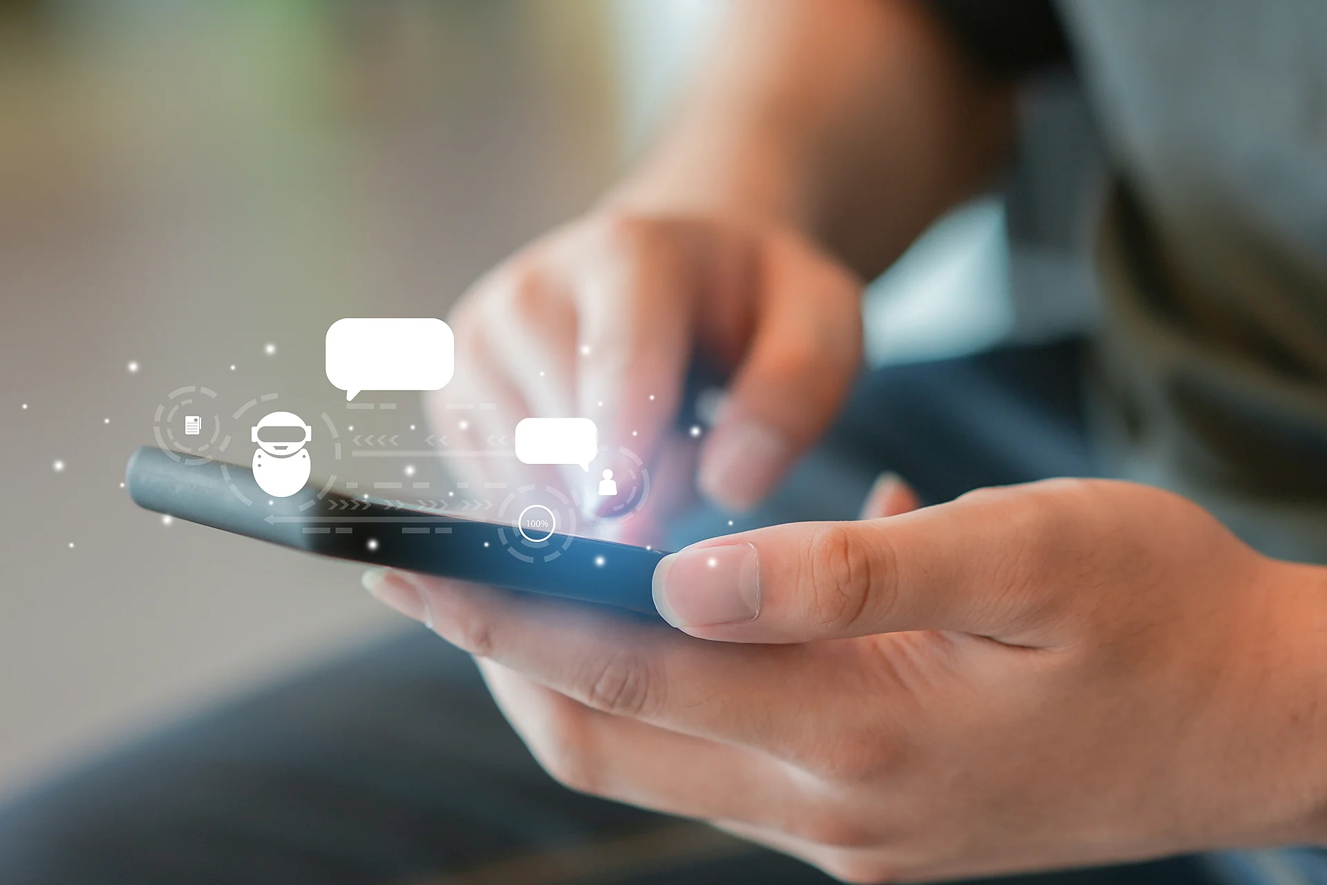 Chatbot-Beratung direkt über das Smartphone Person nutzt Chatbot auf dem Smartphone