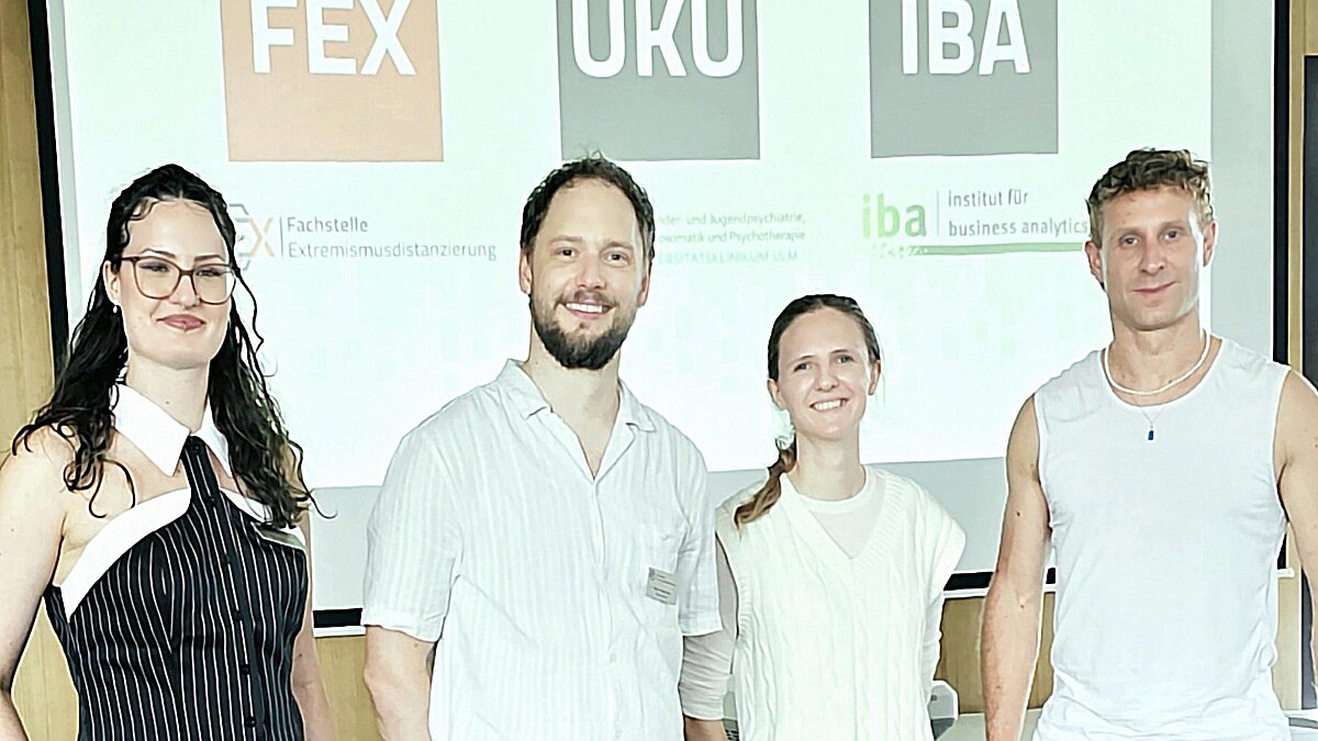 Landratsamt Bodenseekreis; Amt für Migration & Integration 4 Menschen vor einer Präsentation