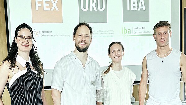 Landratsamt Bodenseekreis; Amt für Migration & Integration 4 Menschen vor einer Präsentation